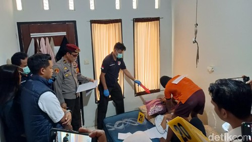 Rekonstruksi kasus pembunuhan mahasiswi Unram di kos wilayah Gomong, Mataram yang diperagakan langsung tersangka, Senin (3/8/2026).