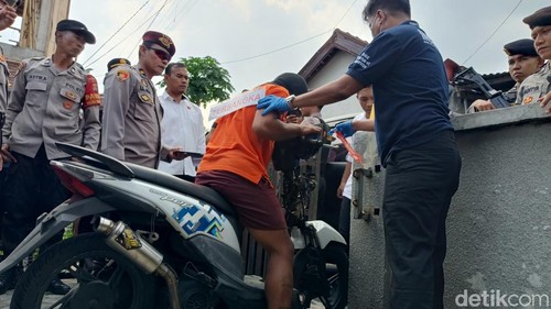 Rekonstruksi kasus pembunuhan mahasiswi Unram di kos wilayah Gomong, Mataram yang diperagakan langsung tersangka, Senin (3/8/2026). (Foto : Abdurrasyid Efendi/detikBali).