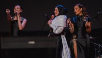 Momen Aaliyah, Zahwa Massaid, dan Reza Artamevia satu panggung bernyanyi bareng. (Foto: dok Instagram zahwamassaid)