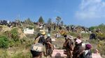 Ritual Nyadran Warnai Hari Raya Karo, Warga Tengger Ziarah ke Makam Leluhur