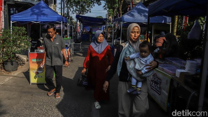 Sejumlah warga beraktivitas di kawasan Festival Pendayagunaan Ruang Publik di Koja, Jakarta Utara, Senin (3/8/2026).
