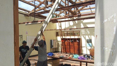 Salah satu gedung workshop di BLK Tabanan yang sedang diperbaiki. Dari enam gedung workshop, hanya beberapa yang tersentuh perbaikan