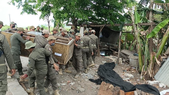 Satpol PP Sidoarjo Ratakan 21 Warung Remang dan 12 Bilik Prostitusi di Krian