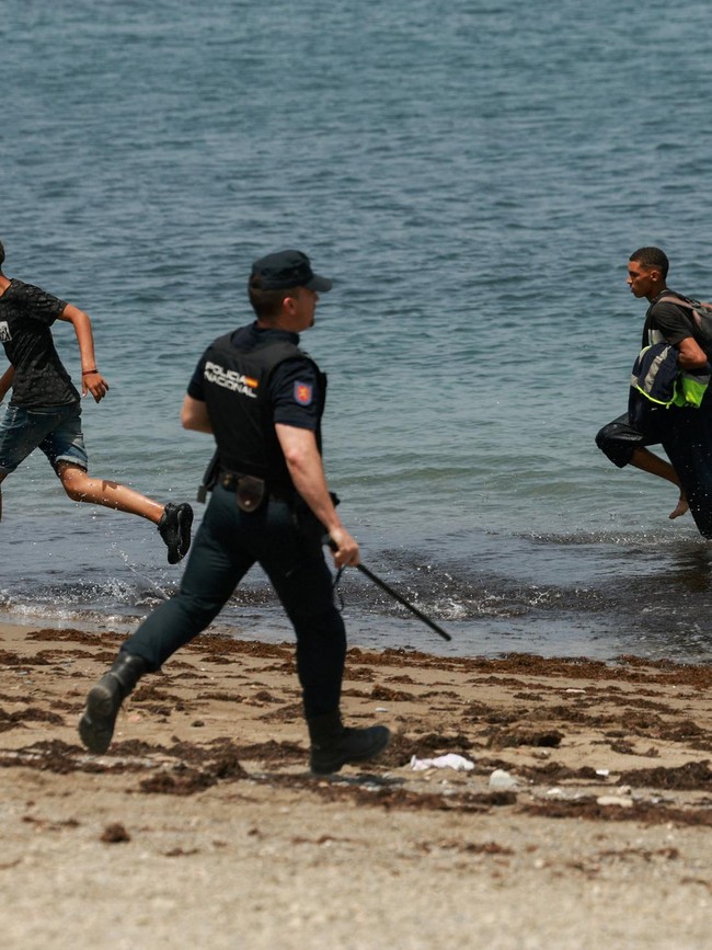Ribuan Migran Maroko Nekat Sebrangi Lautan Demi Masuk Eropa