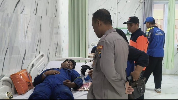 Sejumlah korban KM Mutiara Sentosa yang terbakar di Sumenep dirawat di RSI.