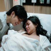 Proses persalinan berlangsung secara normal dengan didampingi suami tercinta. Dalam keterangan unggahan, Shenina mengungkapkan bahwa prosesnya hingga melahirkan tergolong cepat, hanya 2 jam setelah sampai di RS. “Mama sangat bersyukur karena proses kelahiranmu begitu dimudahkan. Bisa melahirkanmu dengan proses yang cepat, dua jam setelah sampai di RS kamu terlahir secara alami tanpa intervensi medis,” tulis Shenina. Foto: Instagram/@sheninacinnamon