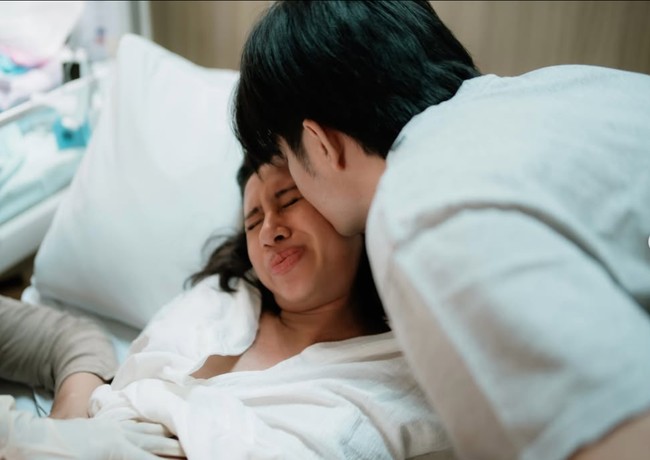 Di keterangan unggahannya Shenina juga mengatakan bahwa ia berhasil menjalani persalinan tanpa jahitan. “dua jam setelah sampai di RS kamu terlahir secara alami tanpa intervensi medis (unmedicated birth), perineum yang utuh, dan yang terindah: menikmati pelukan pertama kita. Empat jam dalam proses IMD bersamamu adalah momen yang tak terlupakan dalam hidup Mama,” tulisnya. Foto: Instagram/@sheninacinnamon