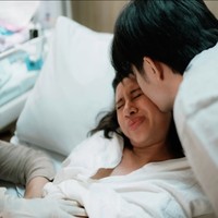 Di keterangan unggahannya Shenina juga mengatakan bahwa ia berhasil menjalani persalinan tanpa jahitan. “dua jam setelah sampai di RS kamu terlahir secara alami tanpa intervensi medis (unmedicated birth), perineum yang utuh, dan yang terindah: menikmati pelukan pertama kita. Empat jam dalam proses IMD bersamamu adalah momen yang tak terlupakan dalam hidup Mama,” tulisnya. Foto: Instagram/@sheninacinnamon