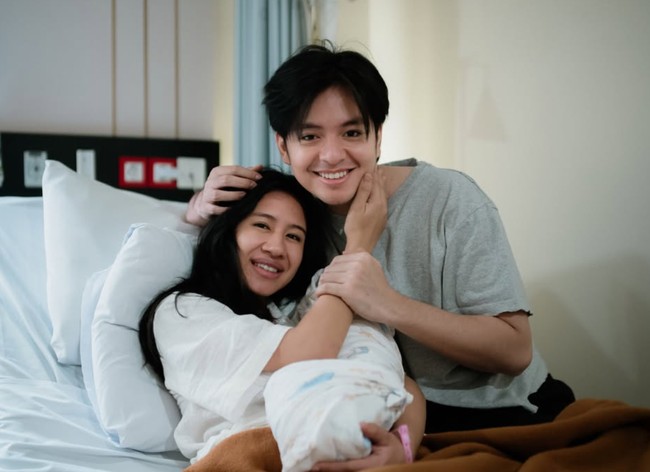 Kini sudah resmi menjadi orangtua baru, kebahagiaan pun tampak jelas menghiasi wajah Shenina dan Angga. Foto: Instagram/@sheninacinnamon