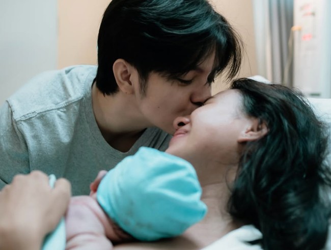 Terlihat momen romantis Angga dan Shenina setelah putra mereka lahir. Angga tampak mengecup kening Shenina yang telah berhasil melahirkan putra pertama mereka ke dunia. Foto: Instagram/@sheninacinnamon
