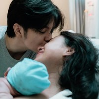 Terlihat momen romantis Angga dan Shenina setelah putra mereka lahir. Angga tampak mengecup kening Shenina yang telah berhasil melahirkan putra pertama mereka ke dunia. Foto: Instagram/@sheninacinnamon
