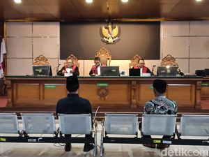 Bacakan Pleidoi, Ade Kuswara Bantah Terima Suap Ijon Proyek Bekasi