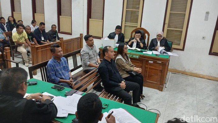 Wali Kota Tebing Tinggi Iman Irdian Saragih (kemeja hitam) saat di ruang Cakra 9 Pengadilan Negeri Medan, Senin (3/8/2026)