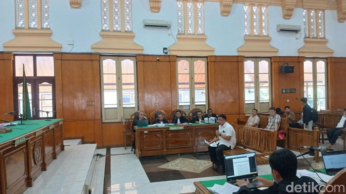 Terdakwa mantan Kadisdik Langkat, Saipul Abdi di ruang Tipikor, Pengadilan Negeri Medan, Senin (3/8/2026)
