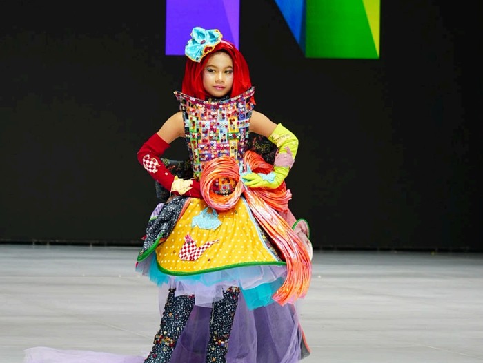 Model cilik Sienna Valencia Simanjuntak melenggang di  Indonesia Fashion Week 2026.