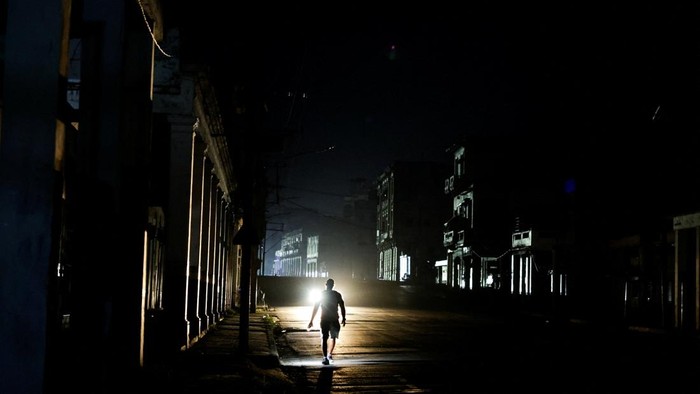 Situasi di Havana, ibu kota Kuba, saat diselimuti kegelapan buntut lumpuhnya jaringan listrik negara tersebut (REUTERS/Norlys Perez)