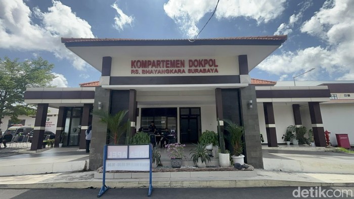 Situasi Post Mortem di Bhayangkara Polda Jatim.
