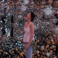 Saat mengunjungi pameran seni, Song Hye Kyo memadukan crochet top putih dengan celana jeans biru. Meski terlihat simpel, ia juga menyelipkan scarf hijau keluaran Hermes sebagai aksen belt. Item tersebut dibanderol seharga €280 atau setara dengan Rp 5,8 juta. Foto: dok. Instagram @kyo1122
