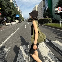 Aktris 44 tahun itu condong memilih busana monokrom untuk gaya liburannya. Ia juga memadukan tank top hitam dengan celana pendek dan topi rajut senada. Sementara koleksi tas hijau vintage menjadi statement dari penampilannya. Foto: dok. Instagram @kyo1122