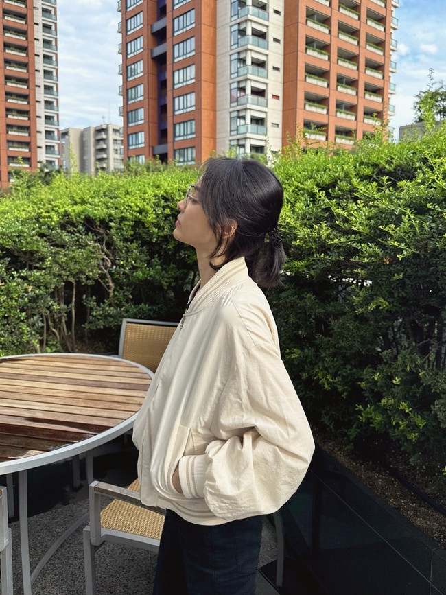 da pula gayanya memakai specs dan jumper krem keluaran MICHAA, yang sudah lebih dari 5 tahun mengangkat Song Hye Kyo sebagai model dan ambassador. Foto: dok. Instagram @kyo1122