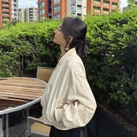 da pula gayanya memakai specs dan jumper krem keluaran MICHAA, yang sudah lebih dari 5 tahun mengangkat Song Hye Kyo sebagai model dan ambassador. Foto: dok. Instagram @kyo1122