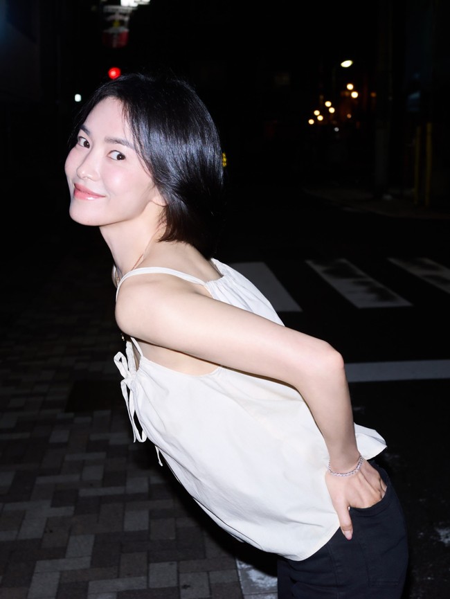 Selama dua tahun terakhir, Song Hye Kyo setia menjaga potongan rambut bondol demi promosi drama Korea Netflix Tantara bersama Gong Yoo. Drama terbarunya itu dijadwalkan tayang akhir 2026. Foto: dok. Instagram @kyo1122