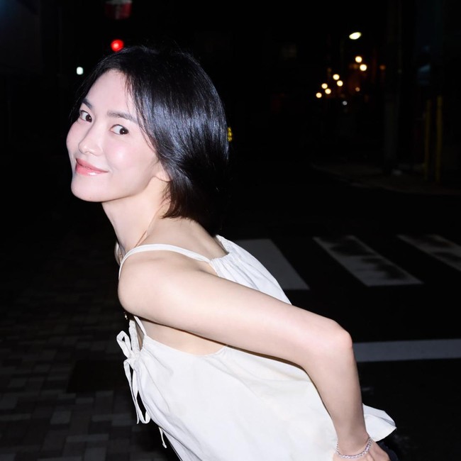 Potret Song Hye Kyo Liburan di Jepang, Tampil Chic Pakai Makeup Tipis