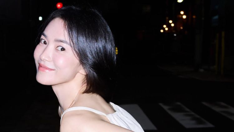 Potret Song Hye Kyo Liburan di Jepang, Tampil Chic Pakai Makeup Tipis