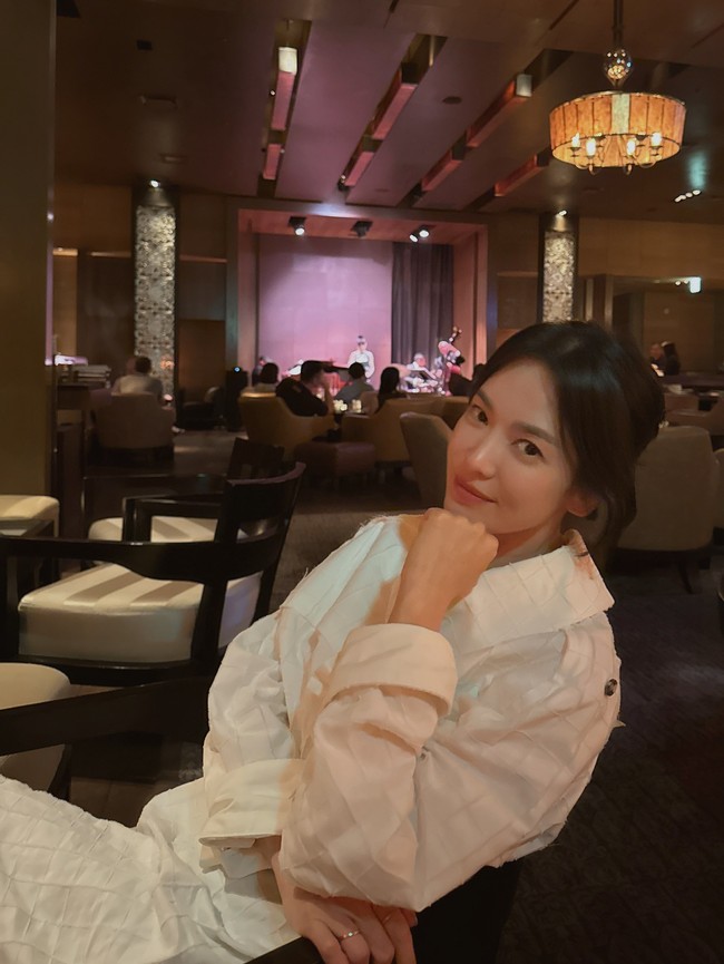 Momen liburan Song Hye Kyo diisi dengan kegiatan santai seperti nongkrong di klub jazz Jepang. Netizen sontak terpana melihat kecantikannya yang tampil natural dengan wajah nyaris tanpa makeup. Foto: dok. Instagram @kyo1122