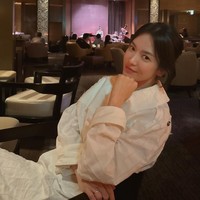 Momen liburan Song Hye Kyo diisi dengan kegiatan santai seperti nongkrong di klub jazz Jepang. Netizen sontak terpana melihat kecantikannya yang tampil natural dengan wajah nyaris tanpa makeup. Foto: dok. Instagram @kyo1122