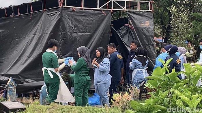 Suasana ekshumasi jasad murid SD di Padang yang diduga korban perundungan (Jeka Kampai/detikSumut)