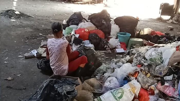 Suasana pemilahan sampah di salah satu TPS3R di Makassar.
