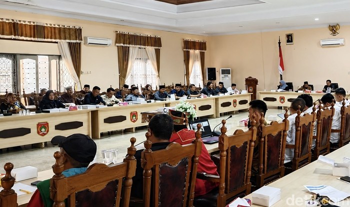 Suasana RDP DPRD Kobar soal krisis BBM dan pemadaman listrik.