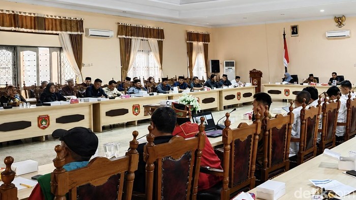 Suasana RDP DPRD Kobar soal krisis BBM dan pemadaman listrik.