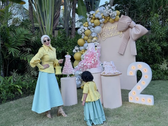 Syahrini ulang tahun di Bali