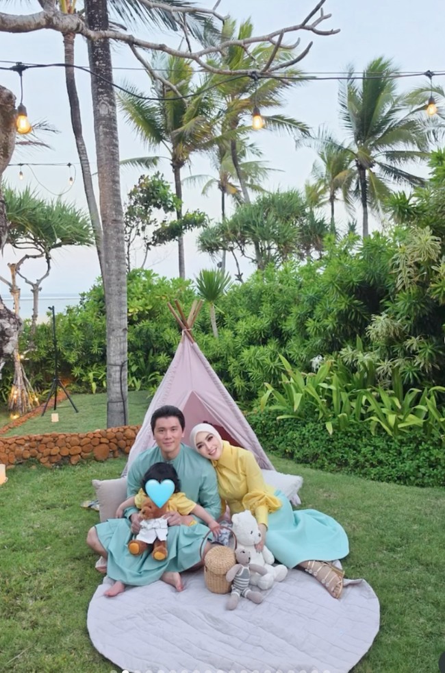 Syahrini bersama suaminya, Reino Barack, dan putri mereka terlihat kompak dalam balutan busana bernuansa kuning dan hijau turquoise. Foto: Instagram/@princessyahrini
