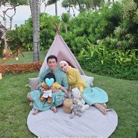 Syahrini bersama suaminya, Reino Barack, dan putri mereka terlihat kompak dalam balutan busana bernuansa kuning dan hijau turquoise. Foto: Instagram/@princessyahrini