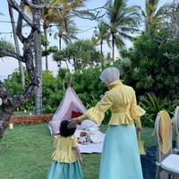Syahrini dan putrinya, Baby Princess R tampil kembar kenakan atasan berwarna kuning dipadukan dengan rok panjang warna hijau turquoise. Sayangnya hingga kini wajah sang putri masih dirahasiakan. Foto: Instagram/@princessyahrini