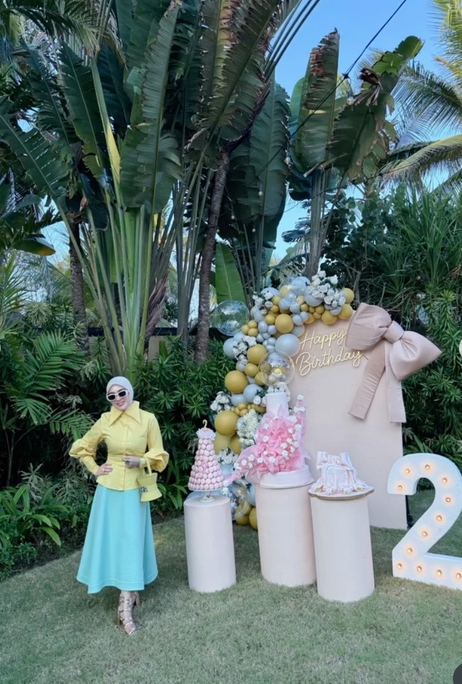 Seperti biasa, Syahrini tampil elegan dengan gayanya yang stylish dan mewah. Ia melengkapi penampilannya dengan kaca mata hitam berframe putih serta tas mungil senada dari merek mewah Hermes. H Mini Medor bag (Noir) in Chamkila goatskin itu dibanderol dengan harga sekitar Rp 106 juta. Foto: Instagram/@princessyahrini