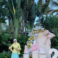 Seperti biasa, Syahrini tampil elegan dengan gayanya yang stylish dan mewah. Ia melengkapi penampilannya dengan kaca mata hitam berframe putih serta tas mungil senada dari merek mewah Hermes. H Mini Medor bag (Noir) in Chamkila goatskin itu dibanderol dengan harga sekitar Rp 106 juta. Foto: Instagram/@princessyahrini