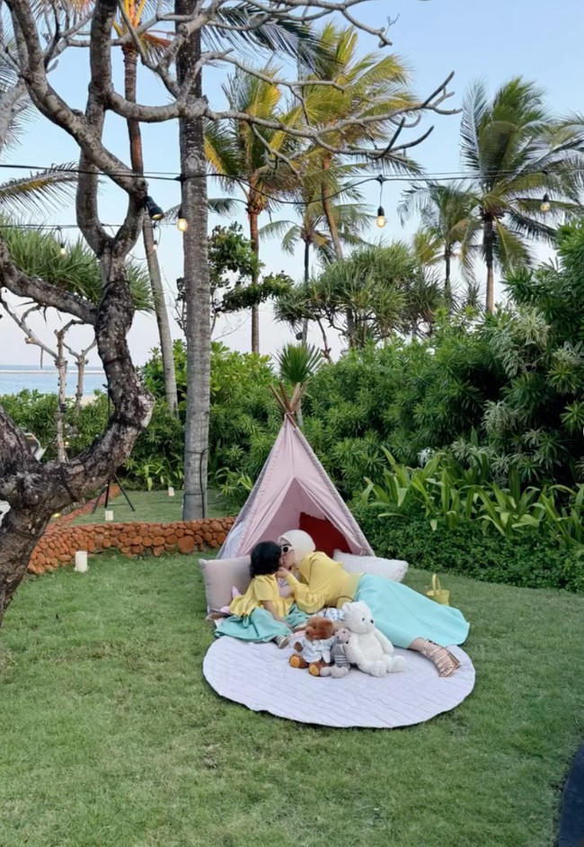 Syahrini juga mengenakan sepasang heels warna keemasan yang diketahui berasal dari merek Chanel. Cruise Sandals In Laminated Lambskin itu dibanderol dengan harga sekitar Rp 57 juta. Foto: Instagram/@princessyahrini