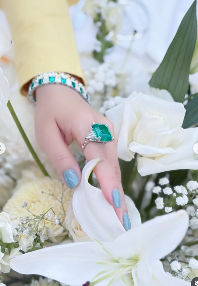 Salah satu foto unggahan tampak memamerkan perhiasan yang dikenakan Syahrini. Bertahtakan batu emerald berwarna hijau, perhiasan mewah tersebut tak kalah bikin salfok. Melansir Sothebys.com, gelang tersebut diperkirakan bernilai HKD 11,340,000.00 atau sekitar Rp 26 miliar. Foto: Instagram/@princessyahrini