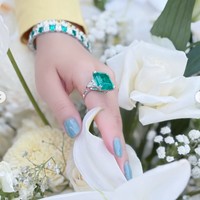 Salah satu foto unggahan tampak memamerkan perhiasan yang dikenakan Syahrini. Bertahtakan batu emerald berwarna hijau, perhiasan mewah tersebut tak kalah bikin salfok. Melansir Sothebys.com, gelang tersebut diperkirakan bernilai HKD 11,340,000.00 atau sekitar Rp 26 miliar. Foto: Instagram/@princessyahrini