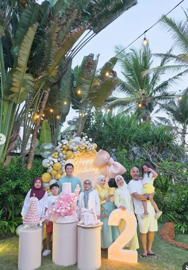 Tak hanya bertiga, keluarga besar Syahrini juga tampak hadir dan ikut merayakan bersama. Foto: Instagram/@princessyahrini