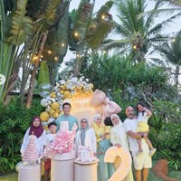 Tak hanya bertiga, keluarga besar Syahrini juga tampak hadir dan ikut merayakan bersama. Foto: Instagram/@princessyahrini