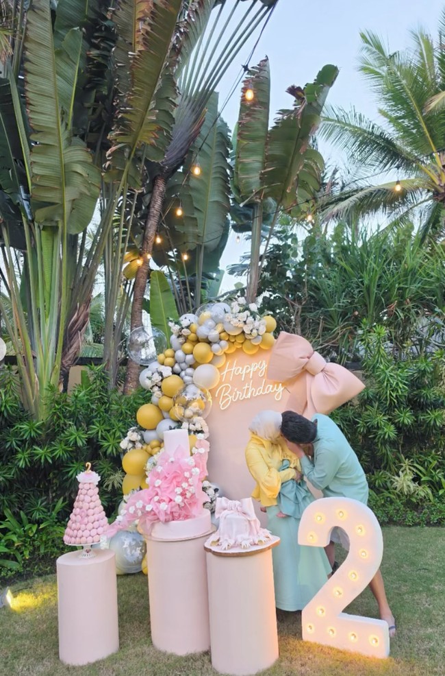 Dari keterangan lokasi di unggahan diketahui bahwa perayaan ulang tahun putri Syahrini itu digelar di Bali. Tampak ketiganya pose bersama memamerkan keharmonisan mereka. Foto: Instagram/@princessyahrini