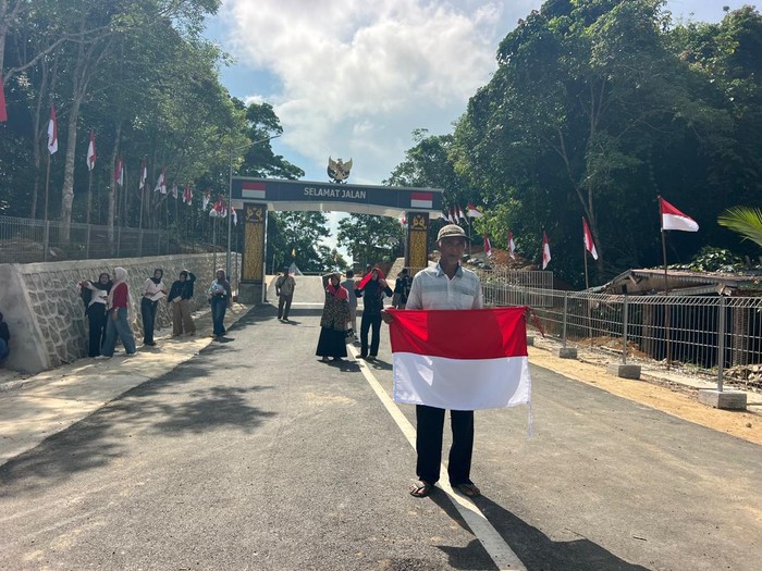 Tabiin, warga penjaga perbatasan di Paloh, Sambas senang mendapat bendera merah putih. (dok Rumah Jurnalis)