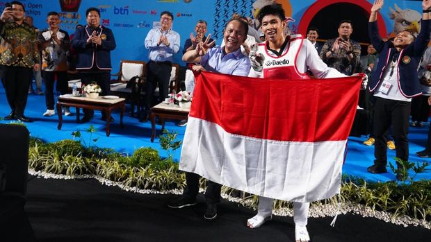 Tuan rumah Indonesia terus mendulang medali dari 8th Asian Taekwondo Indonesia Open Championships 2026. Merah Putih sejauh ini telah mengoleksi sembilan medali emas dan masih berpeluang menambah raihan dari nomor kyorugi.Salah satu penyumbang emas datang dari atlet Pelatnas, Muhammad Raihan Fadila. Tampil di kelas kyorugi putra -80 kg, Raihan mengalahkan wakil India Akshay Hooda dua ronde langsung (2-0) pada final yang berlangsung di Tennis Indoor Senayan, Jakarta, Senin (3/8/2026).