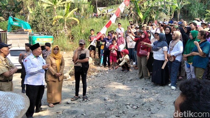 Warga Desa Sambeng, Kecamatan Borobudur, Kabupaten Magelang beramai-ramai menghentikan aksi penambangan di bantaran Sungai Progo, Senin (3/8/2026).