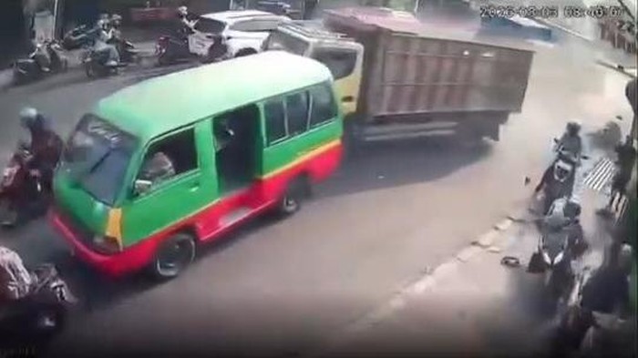 Tangkapan layar CCTV tabrakan beruntun di Jalan Raya Cibiru - Cinunuk, Desa Cibiru Hilir, Kecamatan Cileunyi